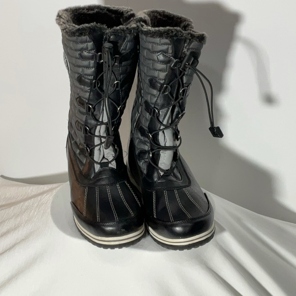 Sporto Alaska black quilted snow boots w/lace-up design w/sturdy metal d-rings - Picture 4 of 13